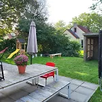 Сasa de vacaciones 7 Person House With Garden, Firepit, Optional Whirlpool, Hammock, Child Friendly, Slide, Swimming Lake And Great Coffee