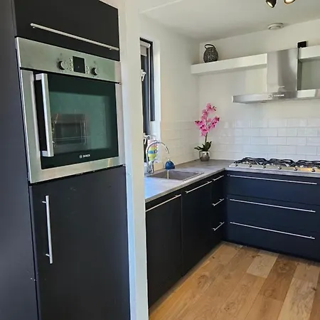 7 Person House With Garden, Firepit, Swimming Lake, Hammock, Child Friendly, In- And Outside Playground, Slide, And Great Coffee 度假居